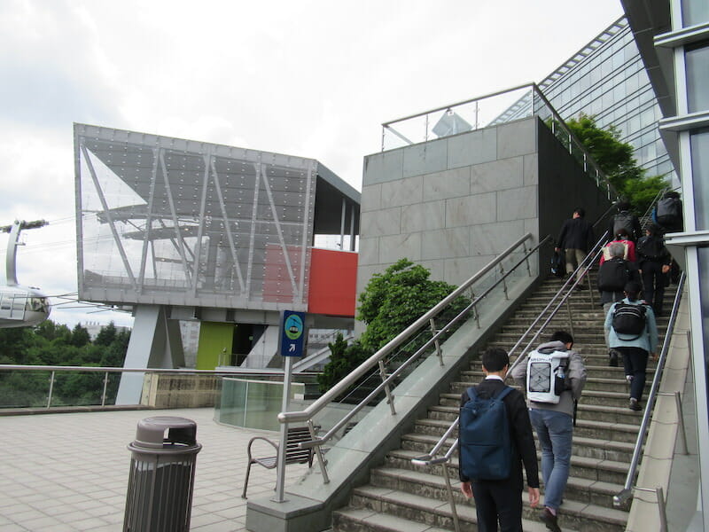 丘の麓へつながるロープウェー