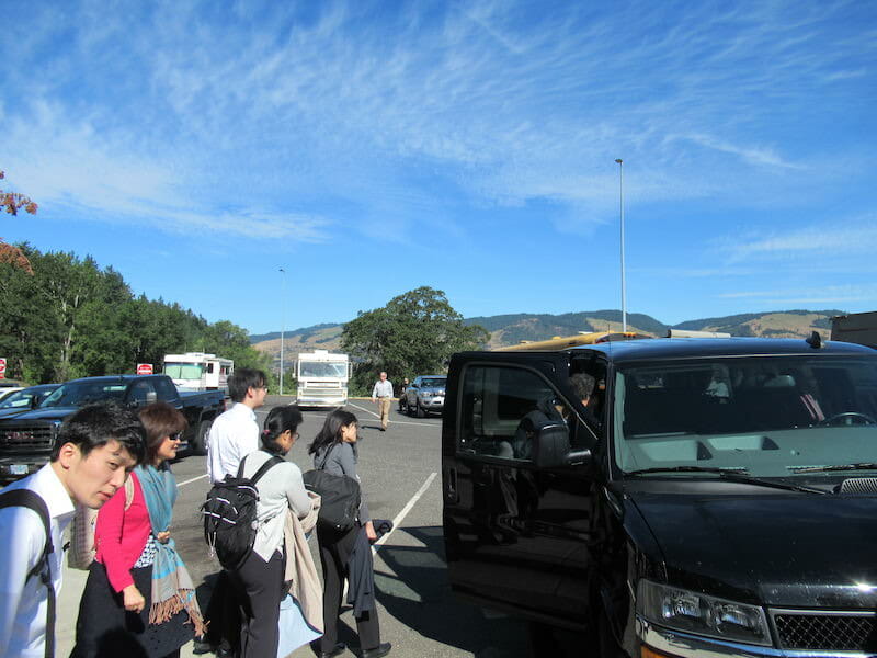 大型バンで移動