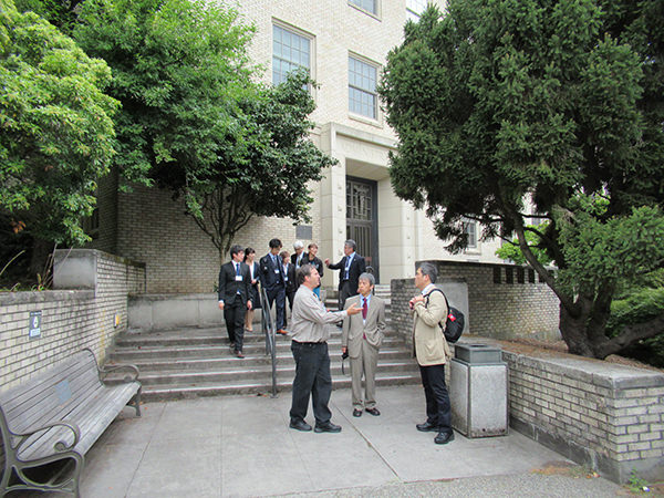 キャンパス内を巡る参加者一行