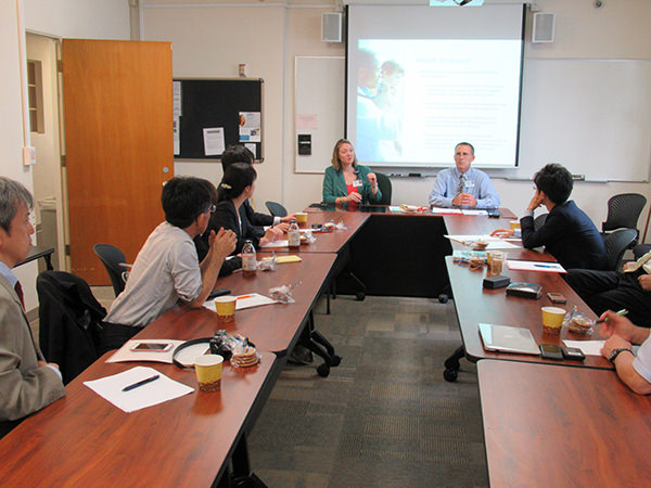 Mr. Mike Martin, Ms. Megan McGheanによる講義風景