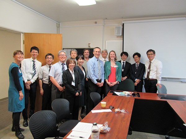 Mr. Mike Martin, Ms. Megan McGheanによる講義風景