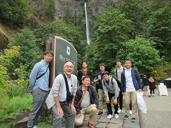 観光名所Multnomah Fallsにて